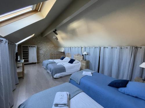 Cette chambre comprend 3 lits. dans l'établissement Le P'tit Louis, à Saint-Cyr-les-Colons