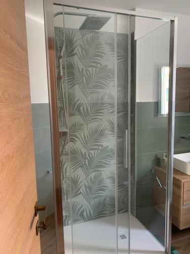y baño con ducha y puerta de cristal. en SoleMare Rooms Trieste en Trieste