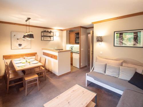 un salon et une cuisine avec un canapé et une table dans l'établissement Appartement cosy 3 pièces avec balcon - 6 personnes, Valmorel - FR-1-291-882, à Valmorel