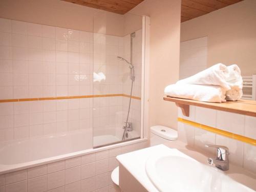 une salle de bain avec une douche, un lavabo et des toilettes dans l'établissement Appartement cosy 3 pièces avec balcon - 6 personnes, Valmorel - FR-1-291-882, à Valmorel