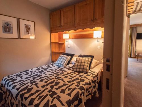 une chambre avec un lit avec deux oreillers dessus dans l'établissement Appartement cosy 3 pièces avec balcon - 6 personnes, Valmorel - FR-1-291-882, à Valmorel