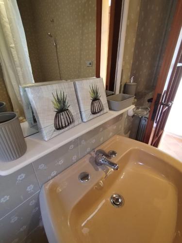 een badkamer met een wastafel en een spiegel bij Buen Retiro - Bellona in Bellona