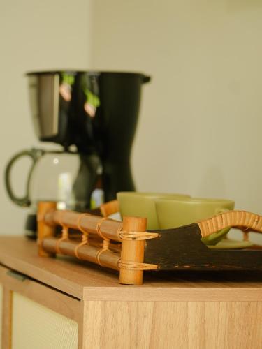 Kemudahan buat kopi dan teh di Pousada Calmar