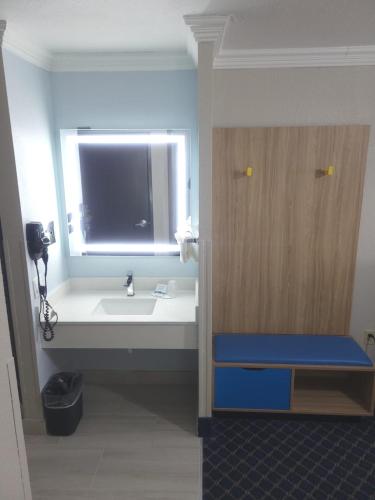 Postel nebo postele na pokoji v ubytování Days Inn by Wyndham Dalhart