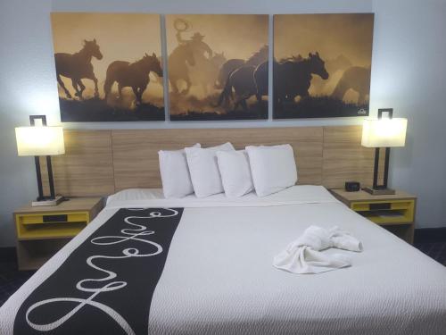 Postel nebo postele na pokoji v ubytování Days Inn by Wyndham Dalhart
