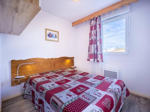 1 dormitorio con cama y ventana en Appartement Peyragudes, 3 pièces, 8 personnes - FR-1-695-5 en Germ