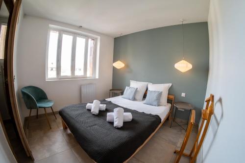1 dormitorio con 1 cama con toallas en Les 3 Monts - vue panoramique sur les montagnes en Annecy