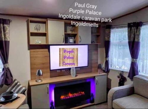 uma sala de estar com televisão e lareira em Inviting beautiful 3-Bed Caravan in Ingoldmells em Ingoldmells