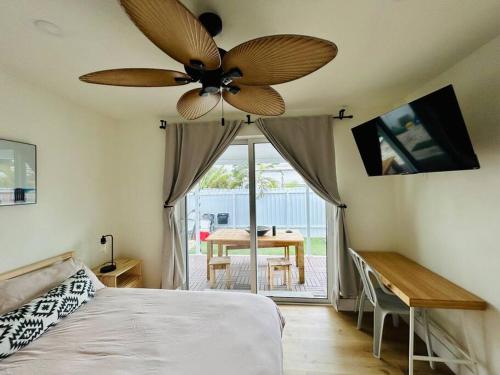 Llit o llits en una habitació de Newly renovated and cozy home in the Florida Keys
