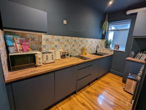 Kuchyň nebo kuchyňský kout v ubytování Salt Life Belgravia Apartment