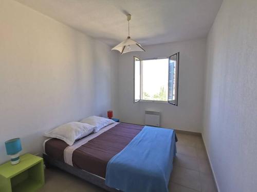 Ένα ή περισσότερα κρεβάτια σε δωμάτιο στο Jolie villa à Erbalunga- a deux pas de la plage