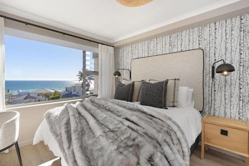 een slaapkamer met een groot bed en een groot raam bij Coral Island 204 in Bloubergstrand