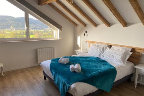 ein Schlafzimmer mit einem großen Bett und einem großen Fenster in der Unterkunft Gîte dans les Vosges Gite du Feing des Loges in Vagney