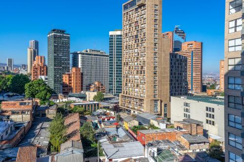 eine Luftansicht einer Stadt mit hohen Gebäuden in der Unterkunft Spectacular Loft In Luxury Building in Bogotá