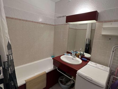 Kúpeľňa v ubytovaní Charmant T2 en Centre-ville avec Piscine, Terrasse et Parking, à 500m de la Plage ! - FR-1-701-29