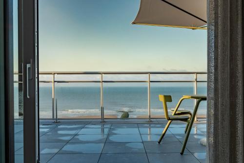 un balcon avec vue sur l'océan dans l'établissement ROOFTOP, à Ostende