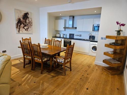 a kitchen and dining room with a table and chairs at Luxury 2x Bedroom (3x Beds - Sleeps 5) & 1x Bathroom Apartment (Shower & Bath) in Cardiff