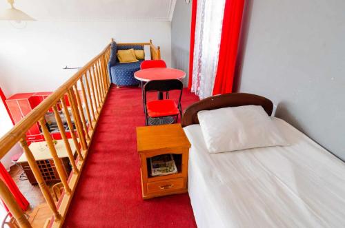 にあるVilla Fialofanaのベッドと階段が備わる小さな客室です。