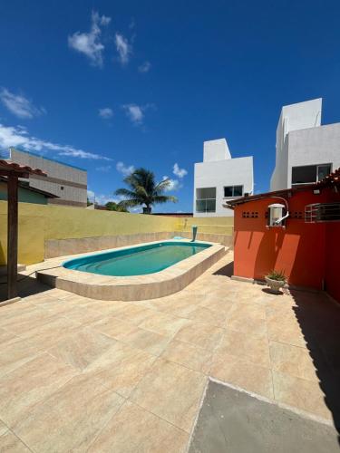 a swimming pool in the middle of a patio at Hostel e Pousada Jacumã in Conde