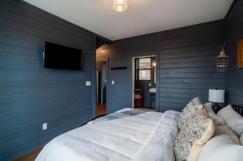a bedroom with blue walls and a large bed at Chalet Amelia Lake View HotTub Fireplace Arcade in Dandridge