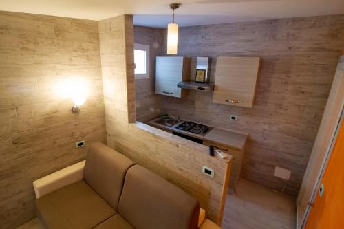 a living room with a couch and a table at Il Posto in Pulsano