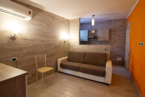 ein Wohnzimmer mit einem Sofa und einem Tisch in der Unterkunft Il Posto in Pulsano