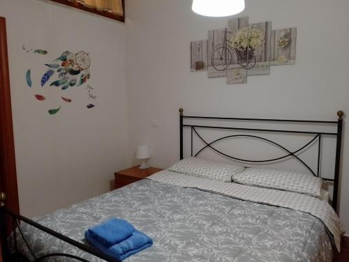 Un dormitorio con una cama con toallas azules. en Cinnamon House, en Marco Simone