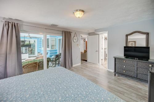 Postel nebo postele na pokoji v ubytování Bright Fort Myers Home with Pool - 9 Mi to Beach!