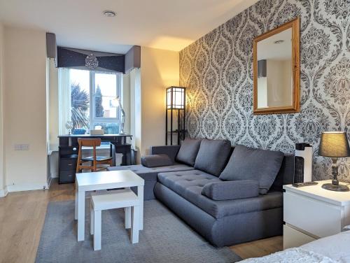 sala de estar con sofá y mesa en Large 4-bedrooms & 3 Bath Townhouse, Free Parking en Liverpool