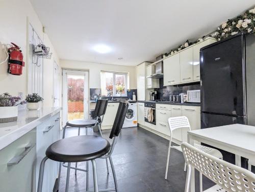 Large 4-bedrooms & 3 Bath Townhouse, Free Parking Image