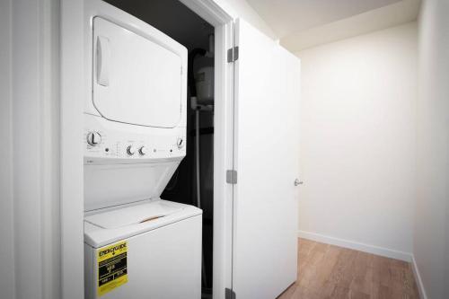 una lavadora y secadora blancas en una cocina blanca en Comfy 1bd1ba In Riverside Wqueenbedgymwi-fi-dt, en Spokane