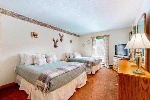 - une chambre avec 2 lits et une télévision à écran plat dans l'établissement Relaxing on the River, à Lincoln