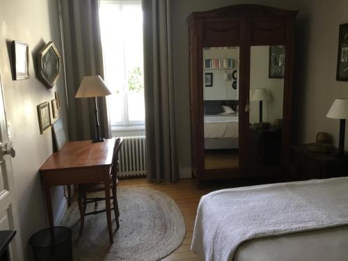 a bedroom with a desk and a bed and a mirror at LE CHARDONNAY Grand Cru in Chouilly