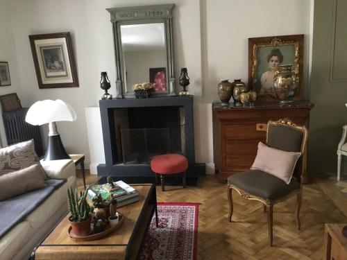 a living room with a couch and a fireplace at LE CHARDONNAY Grand Cru in Chouilly