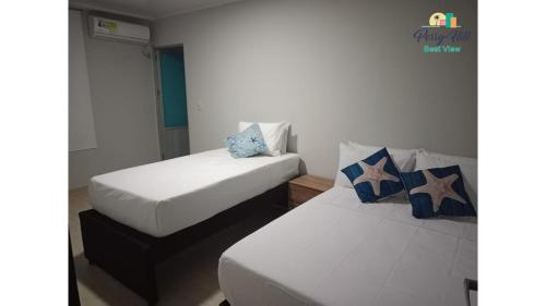 duas camas lado a lado em um quarto em Apartamento cómodo y confortable em San Andrés