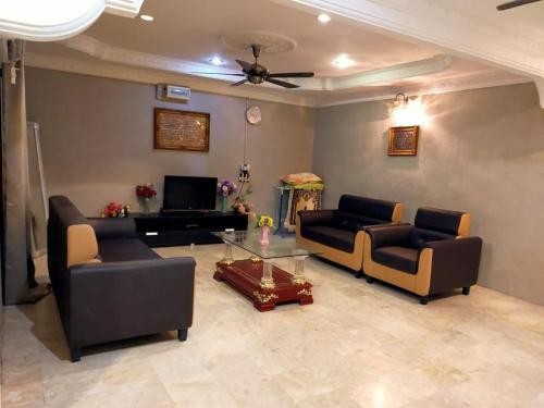 Sala de estar con 2 sofás y mesa en LD SWEET HOMESTAY LAHAD DATU, en Lahad Datu