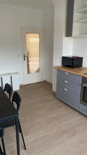an empty room with a kitchen and a table and chairs at MSC Lampertheim in Lampertheim