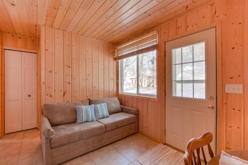 Χώρος καθιστικού στο Lakefront Pelican Rapids Cabin with Boat Dock!