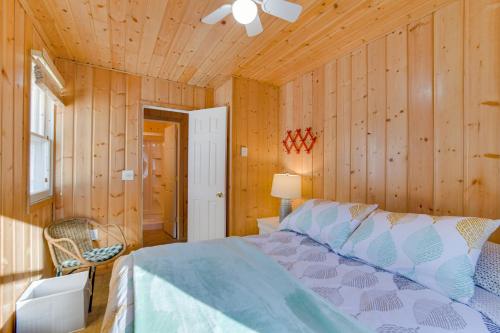 Ένα ή περισσότερα κρεβάτια σε δωμάτιο στο Lakefront Pelican Rapids Cabin with Boat Dock!