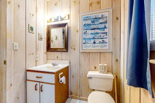 une salle de bain avec toilettes et lavabo dans l'établissement Bear's Crossing Retreat, à Dover