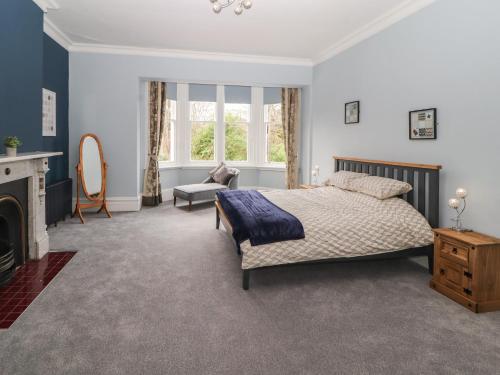 1 dormitorio con 1 cama y chimenea en 22 Chatsworth Square, en Carlisle