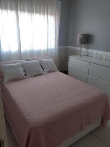 Ένα ή περισσότερα κρεβάτια σε δωμάτιο στο Apartamento com piscina e academia