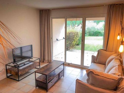 un salon avec un canapé et une table dans l'établissement Moment de détente sur le Golf de Pont-Royal, à Mallemort