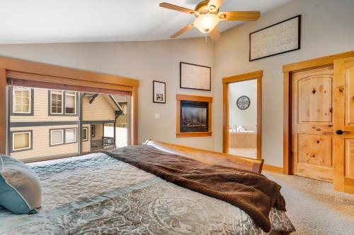 Snoqualmie Pass的住宿－Cascadia Clouds Chalet，一间卧室配有一张床和吊扇