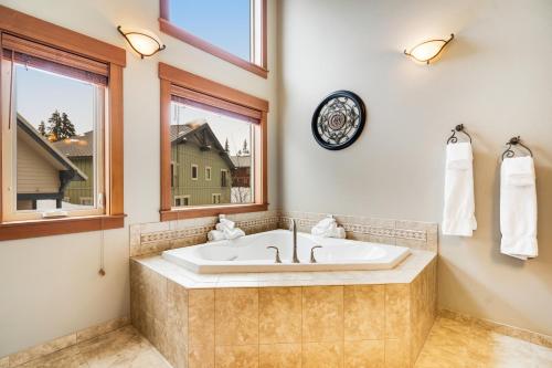 Snoqualmie Pass的住宿－Cascadia Clouds Chalet，一间带浴缸的浴室和墙上的时钟