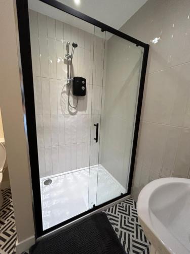Un baño de Two bedroom ground floor apartment, professionally managed