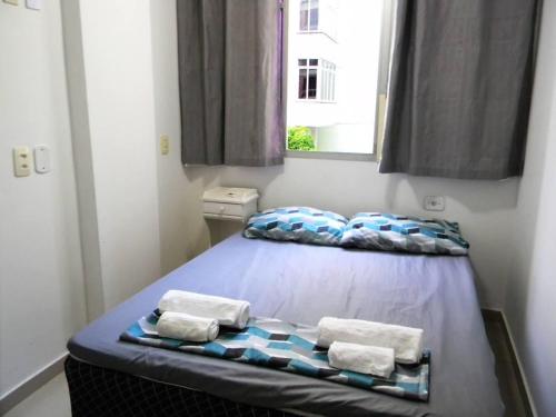 里約熱內盧的住宿－Copacabana/Ipanema，一间卧室配有带毛巾的床