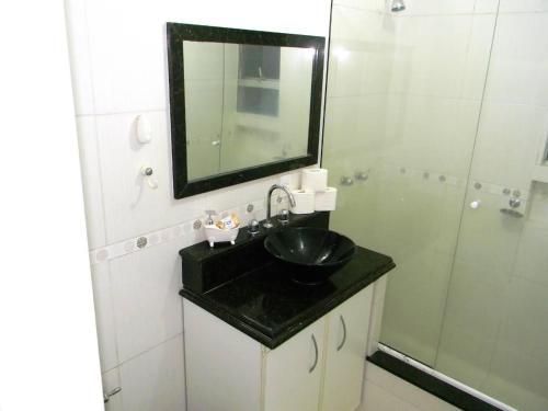 里約熱內盧的住宿－Copacabana/Ipanema，一间带水槽、镜子和淋浴的浴室