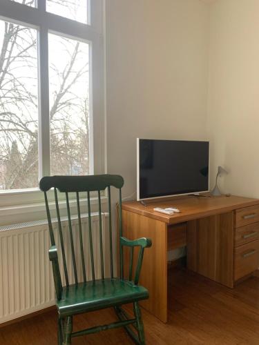 a desk with a television and a chair in a room at Apartmán Vierka in Vysoké Tatry