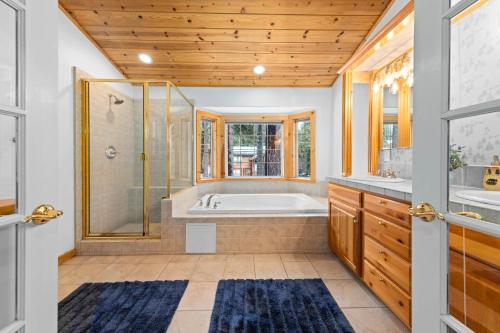 un ampio bagno con vasca e doccia di Tahoe Grand on the West Shore - Pet Friendly & Hot Tub! a Homewood